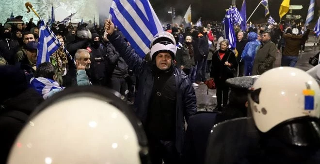 Ελέγχους από «χαφιέδες» με κόκκινα περιβραχιόνια καταγγέλλουν οι παμμακεδόνες